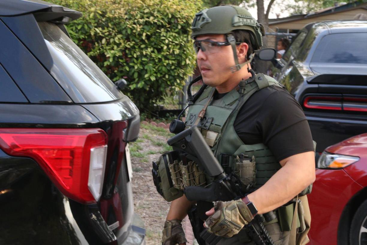 Alrededor de una hora más tarde, trascendió que el equipo SWAT había logrado entrar en la vivienda, pero el sospechoso ya no se encontraba en el inmueble.