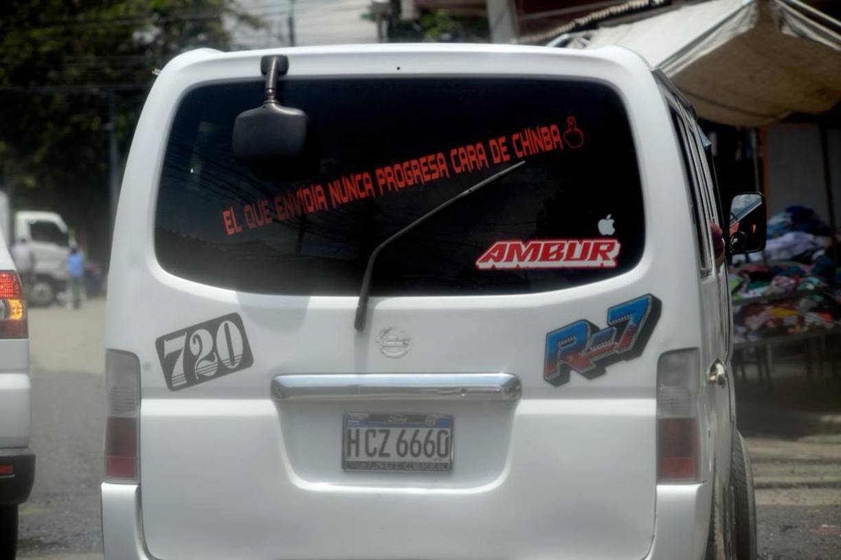 Esta unidad de la Ruta 7 dice “el que envidia nunca progresa, cara de chimba”.