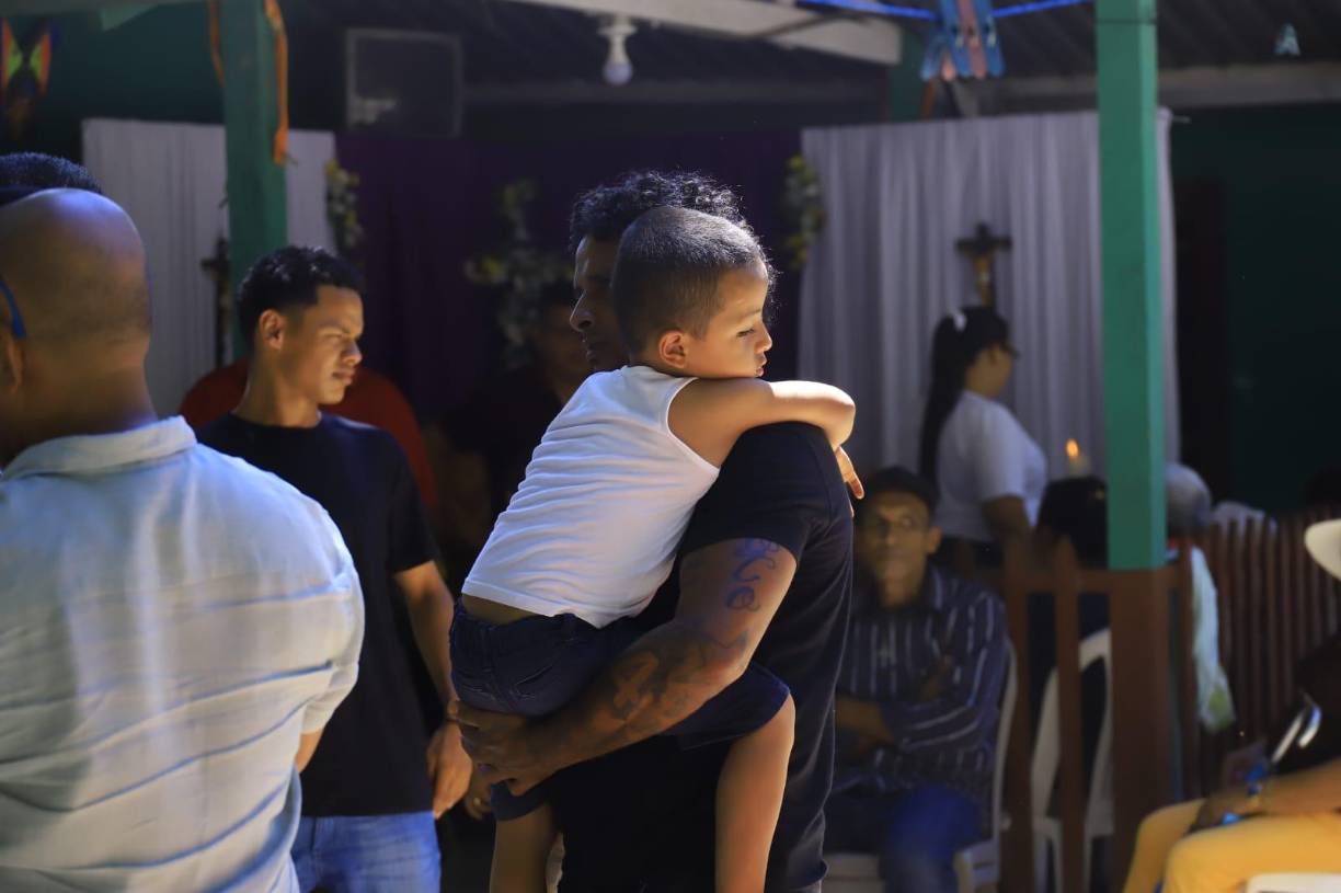 ”Duele mucho ver a mi hermanita en ese ataúd, siendo vilmente asesinada por una persona enferma, un psicópata, un tipo que prácticamente segado por los celos tomó la determinación de quitarle la vida no solo a mi hermana, sino también a mi sobrina”, comenzó relatando en medio del dolor y la consternación. 