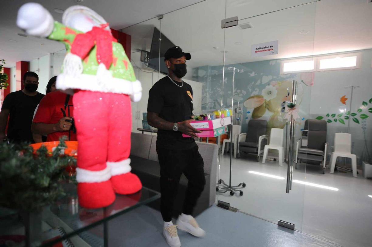 Estas son algunas de las postales que capturaron las cámaras de Diario LA PRENSA sobre el lindo gesto de Romell Quioto en la Fundación Hondureña para el Niño con Cáncer.