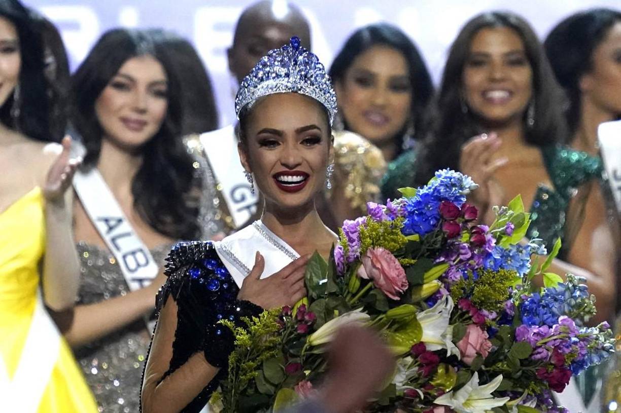 La organización Miss Universo negó las acusaciones de manipulación en la elección de la soberana, y sugirió que “las afirmaciones son absurdas y distraen la atención de los increíbles hitos que nuestra organización y los delegados experimentaron”.