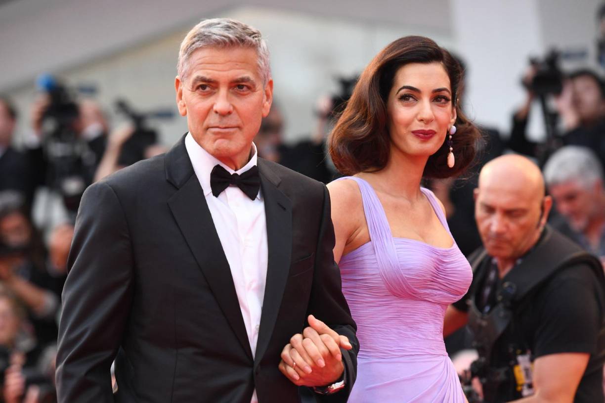 “Todavía me sorprendo cuando pienso en ello, pero la verdad es que nunca he sido tan feliz. Mis niños son muy divertidos, estamos todo el día gastándonos bromas, y cuando les miro fijamente me derrito”, ha revelado Clooney.