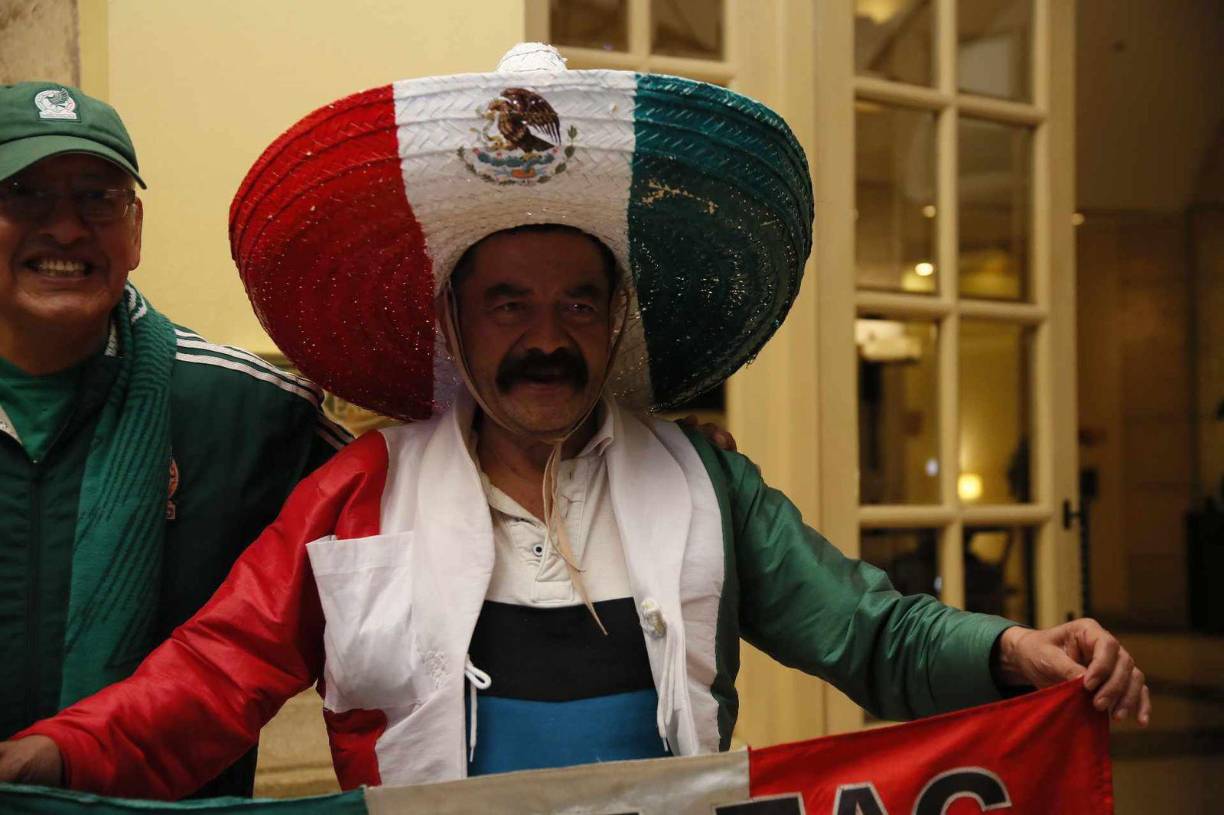 Este aficionado azteca se enamoró de las hondureñas que estaban presentes en el hotel de concentración azteca.