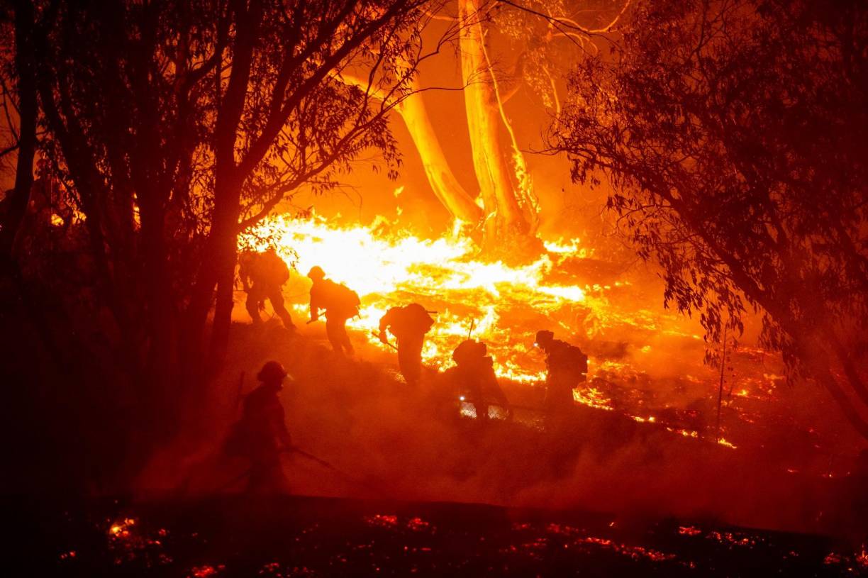 La actividad del incendio Franklin “aumentó significativamente anoche” hasta alcanzar una extensión de 3.700 acres y pese a haberse contenido en un 7 % sigue suponiendo una amenaza para la ciudad costera, informó el departamento de Bomberos de California (FireCal) en su último boletín.