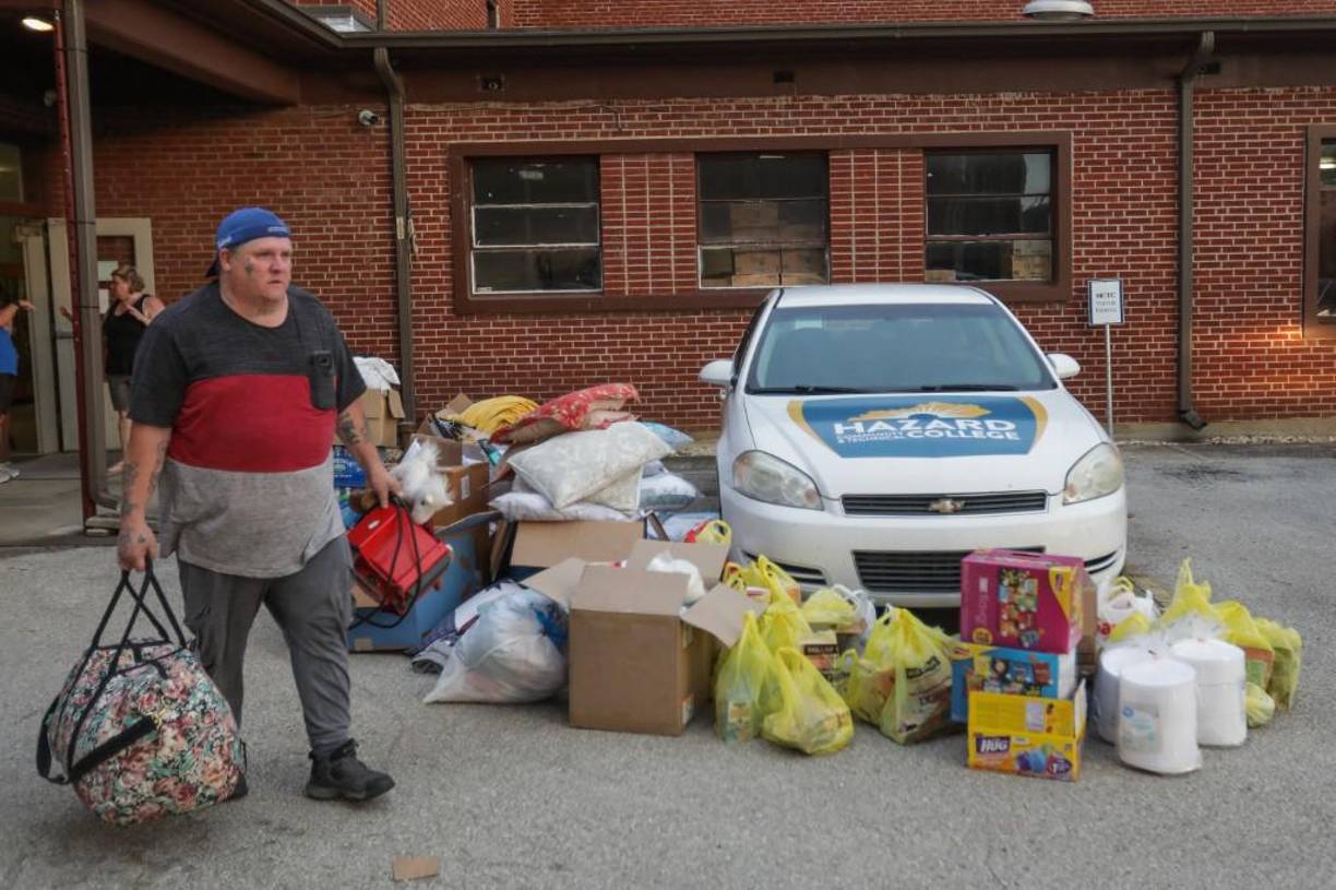 Al amanecer de este viernes, según el Servicio Meteorológico Nacional (NWS), el tramo del río Kentucky en la ciudad de Jackson alcanzó la cota más alta jamás registrada con 13 metros, superando un récord establecido en 1939.
