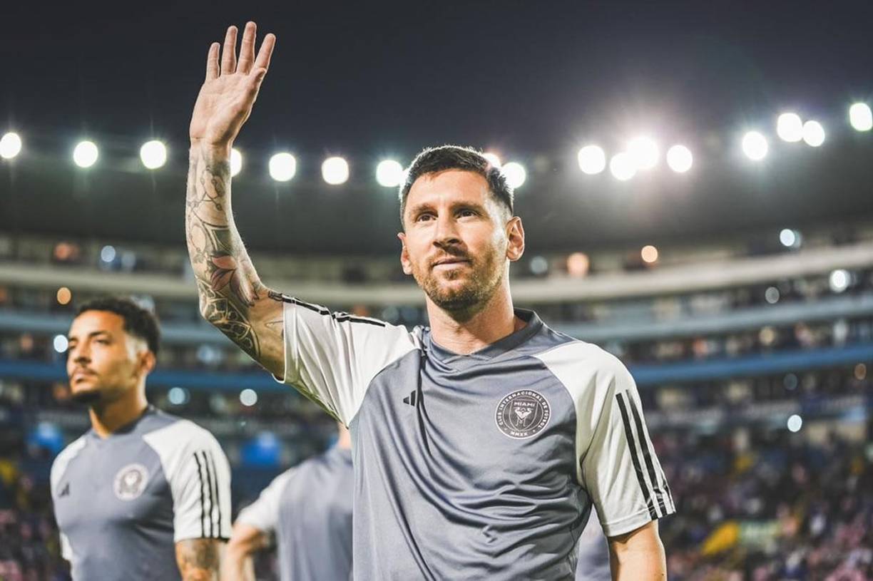 Leo Messi se mostró alegre de estar en tierras salvadoreñas y saludó a los aficionados en el estadio Cuscatlán.