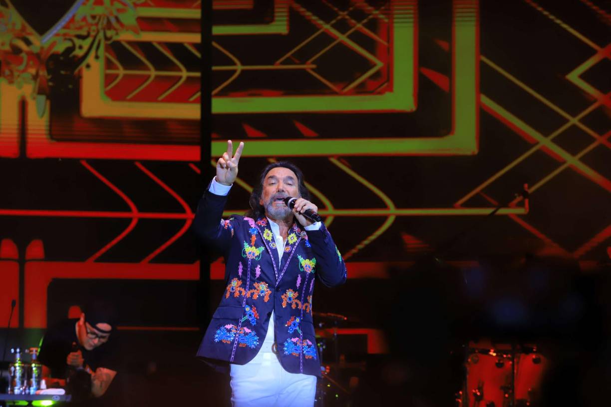 “No puedo olvidarla”, fue la canción que eligió para inaugurar su espectáculo.