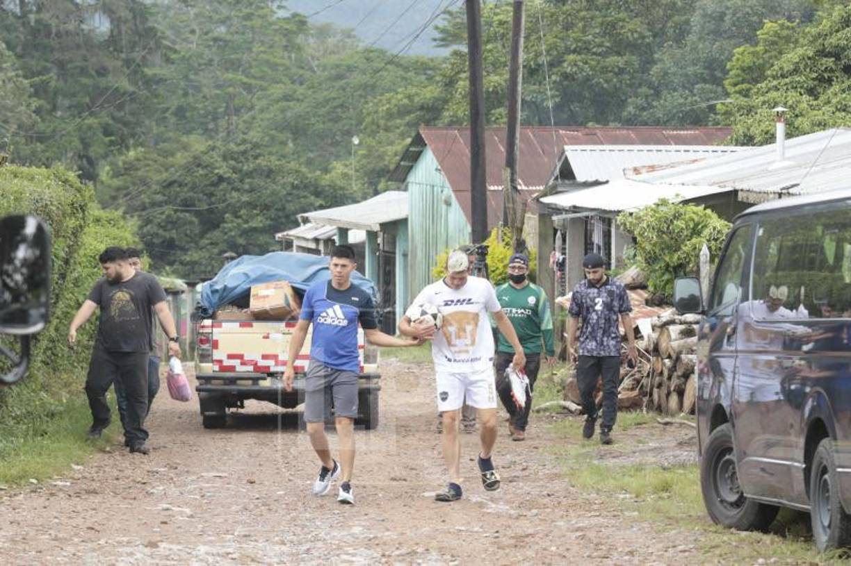 Al “Chelito” todos lo conocen en Santa Elena. La sangre de los Martínez impregna la cuadra de su residencia, pues en dicha calle se encuentran 11 casas habitadas por familiares suyos , quienes hicieron una caravana cuando llegó del microciclo el pasado miércoles con la H.
