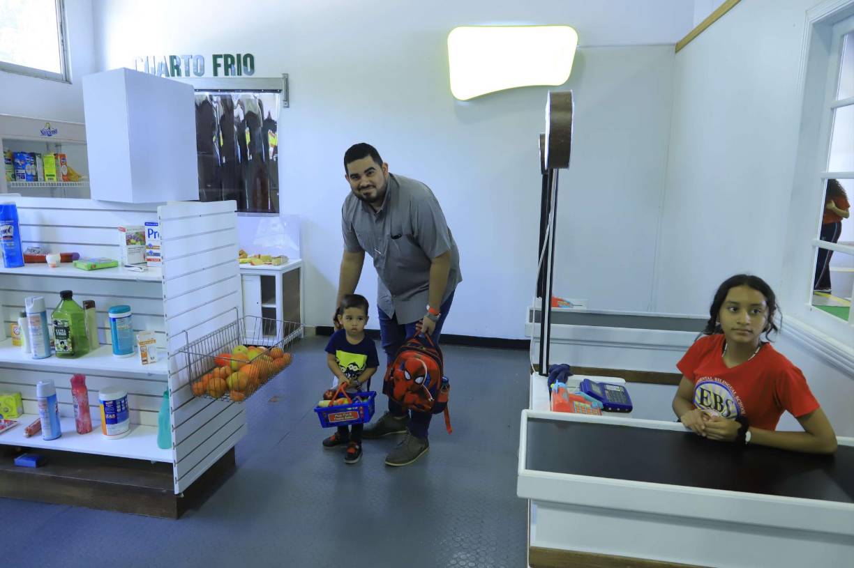 Mini Super: Los niños pueden hacer sus compras en un supermercado mientras aprenden sobre alimentos saludables que deben consumir.