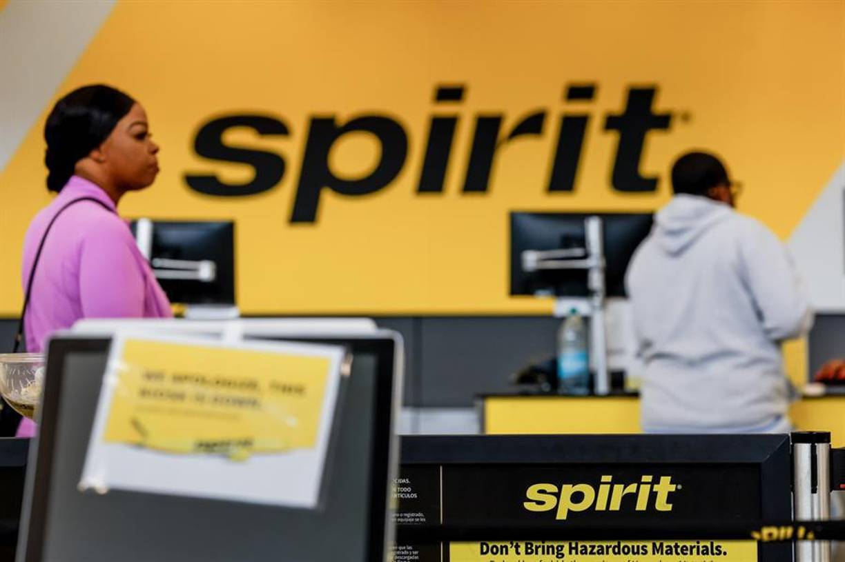 La aerolínea estadounidense de bajo coste Spirit Airlines, que se declaró en quiebra en noviembre del 2024, está generando titulares ahora con sus nuevas reglas sobre tatuajes y vestimenta a bordo que pueden dejar en tierra a más de un pasajero.