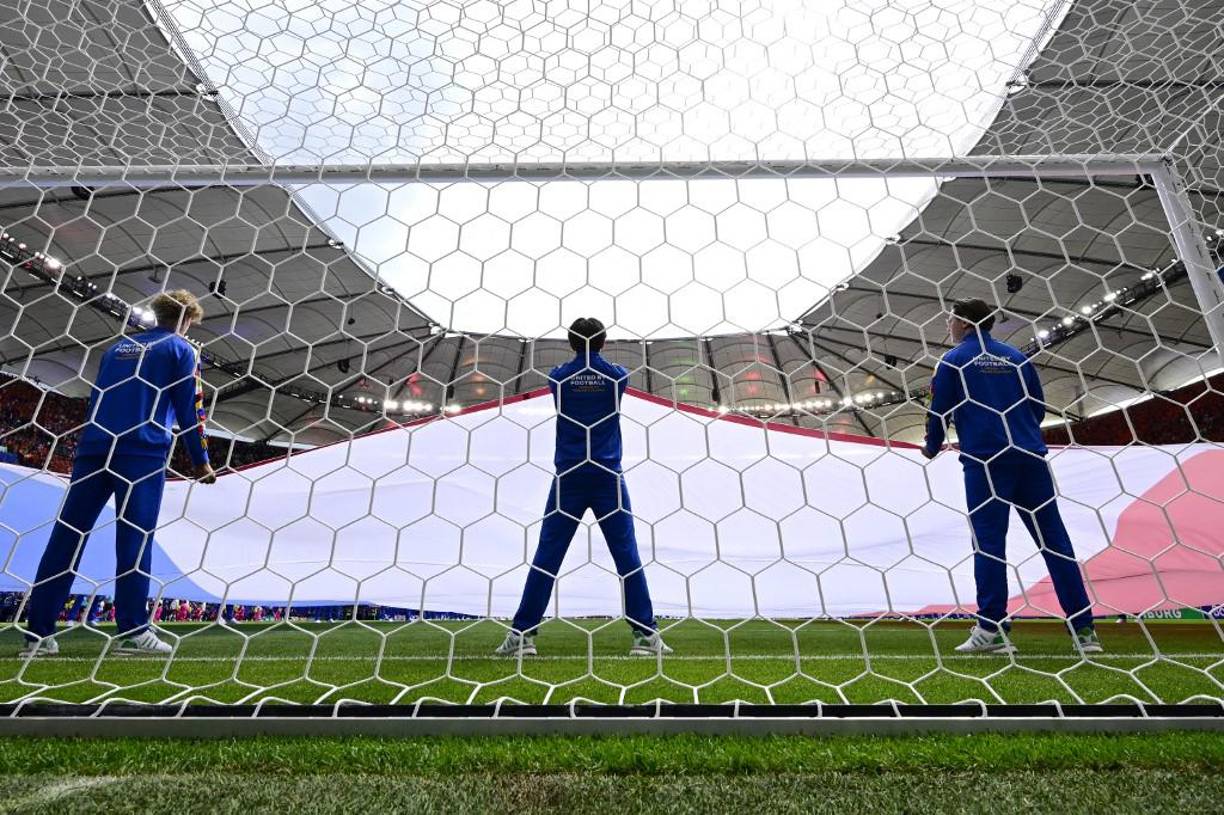 El sujeto salió de un restaurante de comida rápida antes de lanzar sus amenazas en un suceso que ocurrió cerca de una zona para el visionado público del partido de fútbol entre Polonia y Holanda. 