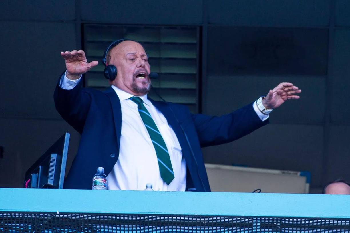 El nacido en Tamaulipas se consolidó como una de las voces más reconocidas en el fútbol mexicano y hasta la fecha logró conseguir una de las trayectorias más impresionantes del periodismo mexicano.