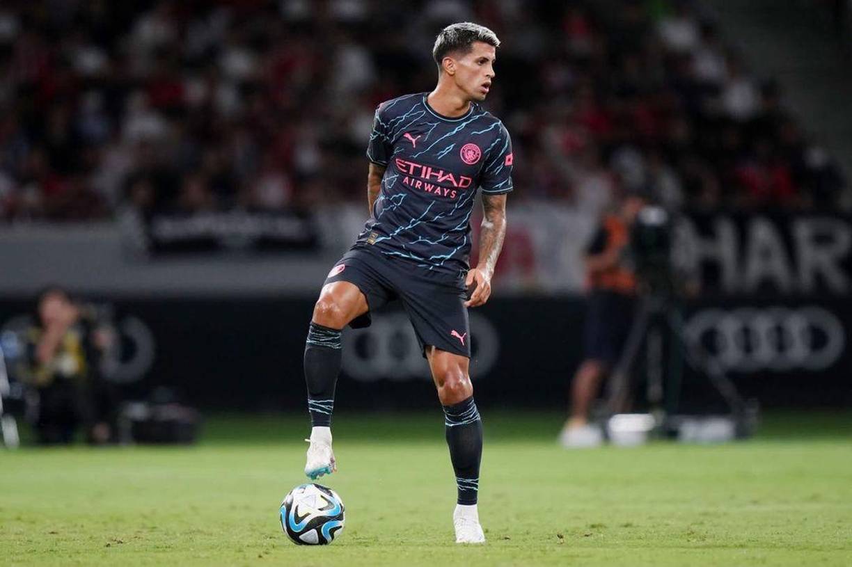 Informa The Athletic que al Barcelona le ha salido competencia por Joao Cancelo, ya que varios equipos de Arabia Saudita están sondeando su fichaje. El Manchester City no cuenta con él.
