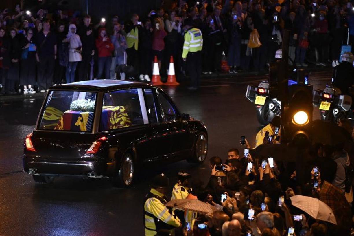 Los restos de Isabel II regresaron este martes al palacio de Buckingham, la que fue su residencia oficial durante las siete décadas de su reinado, donde reposarán hasta que mañana se oficie un cortejo fúnebre y el féretro quede instalado en una capilla ardiente en el palacio de Westminster.