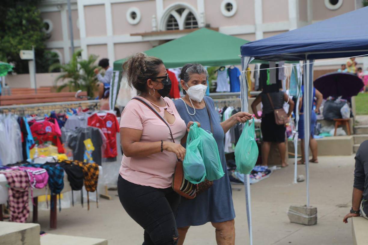  “Es muy apreciable de parte de él poder tomarnos en cuenta a todos para venir apoyarnos. Pues lo miré por varios de los negocios e hizo compras en todos. Muchísimas gracias a él por apoyarnos”, dijo.