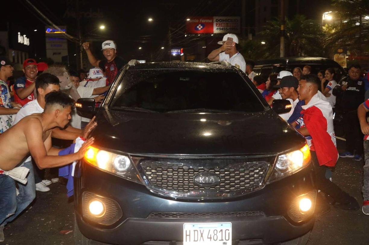 En caravana festejaron los aficionados la obtención de la Copa 36 de Olimpia en la historia de la Liga Nacional.