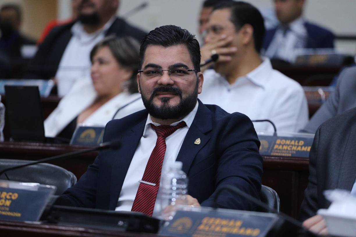 Mencionó que en dicho sobre estaba escrita una nota que decía: “Doctor, le ofrecemos 20 millones de lempiras por el voto al fiscal general”. 