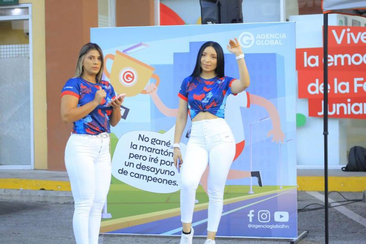 Dos bellas edecanes que cautivaron en la competencia.