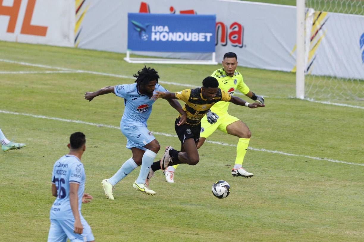 En el primer tiempo Cartter Bodden pedía falta penal a favor de los sampedranos, pero el juez decidió no sancionar. 