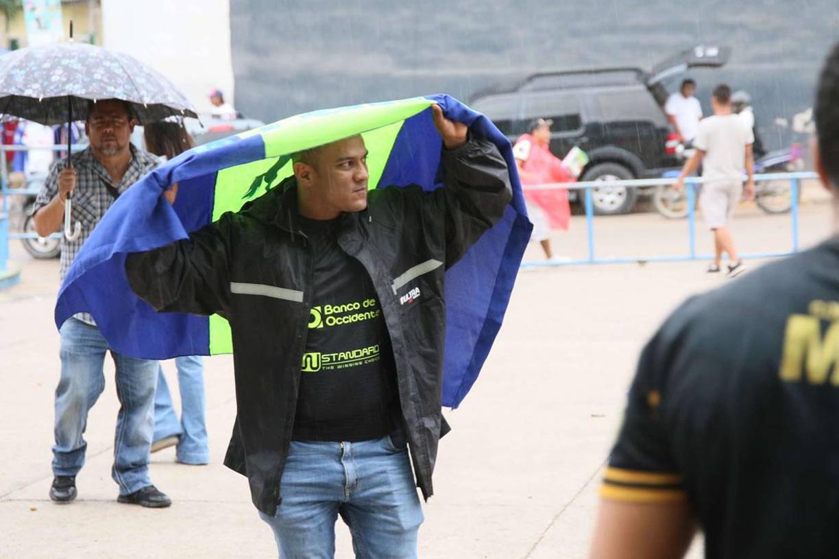 La lluvia se hizo presenta previo al inicio del partido Olancho FC vs Olimpia por la octava jornada del Torneo Apertura 2024 de la Liga Nacional.