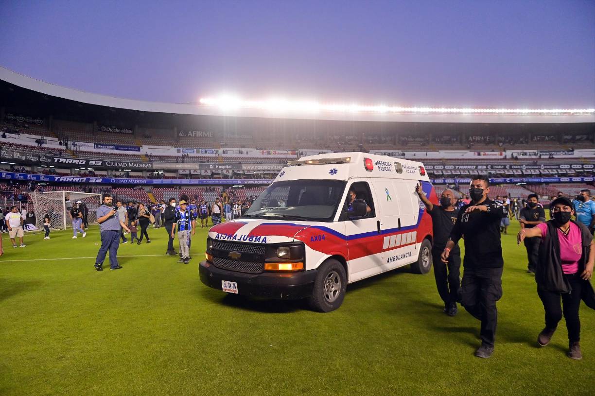Una ambulancia entró a la cancha después de que Aficionados del Querétaro y del Atlas originaron un conato de pelea que terminó invadiendo la cancha.