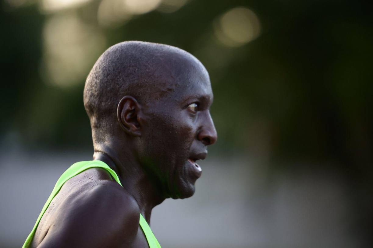 El keniata dominó a placer la carrera hasta llegar a la meta, marcando un tiempo de 1:06:18.