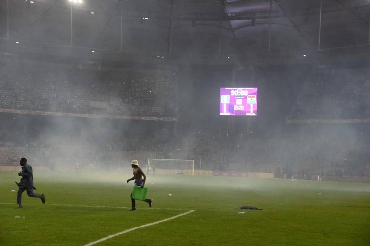 Un grupo de aficionados se encargó de lanzar bombas dentro del césped y la batalla campal se desató.