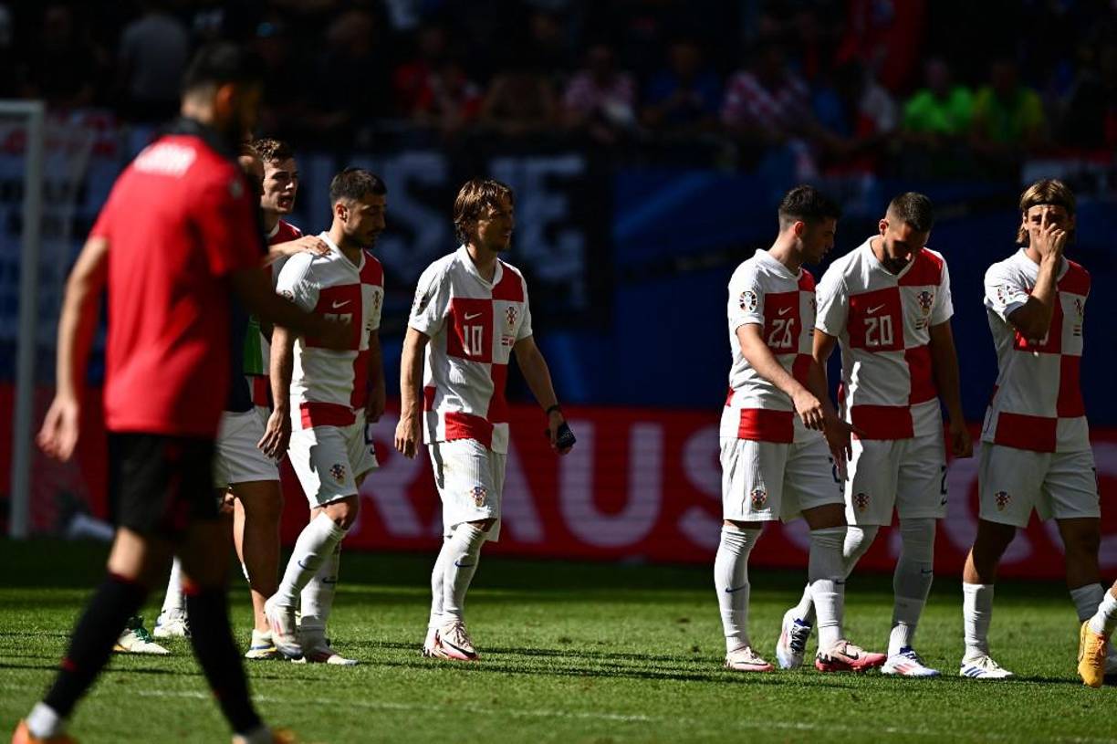 Los hinchas croatas vivieron en Hamburgo una montaña rusa de emociones: durante una hora contuvieron al respiración al tener a su selección con pie y medio fuera del torneo, luego pasaron al éxtasis con la remontada de su equipo y finalmente les invadió la preocupación ante el futuro incierto de su selección. 
