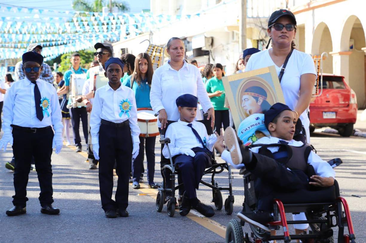 Los niños se lucen en desfiles patrios en La Ceiba