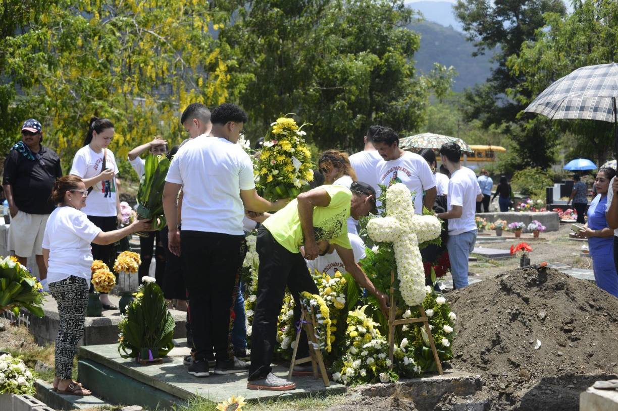 Kevin fue enterrado en el cementerio Jardines de la Eternidad de San Pedro Sula.