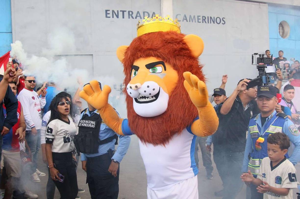 La mascota del Olimpia fue parte del ambiente previo al partido contra el Juticalpa.