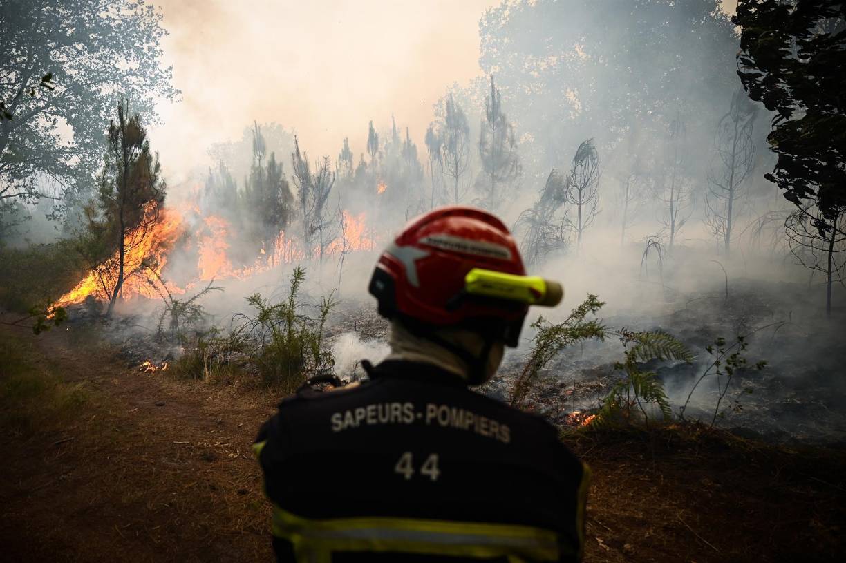 En España, donde la ola de calor extremo comenzó hace nueve días, los fuegos persistían, especialmente en la provincia de Zamora (noroeste), que ya sufrió un gran incendio hace un mes. 