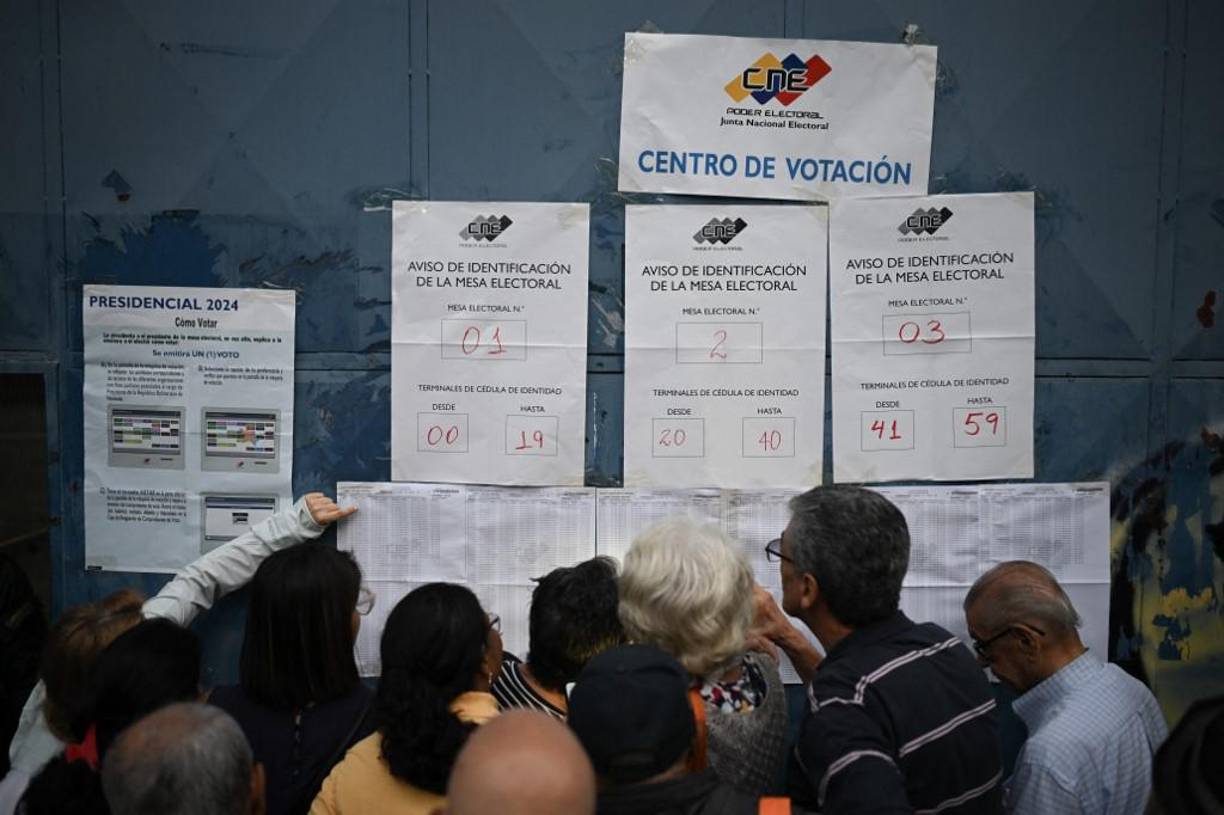 Los centros de votación tenían largas filas desde antes del inicio del proceso, en algunas ciudades incluso desde la noche anterior.