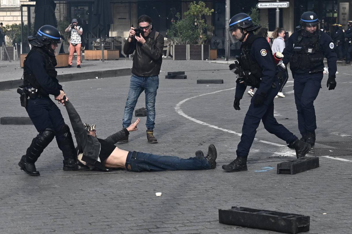 A media tarde, fuentes policiales indicaron que se habían llevado a cabo 14 arrestos.
