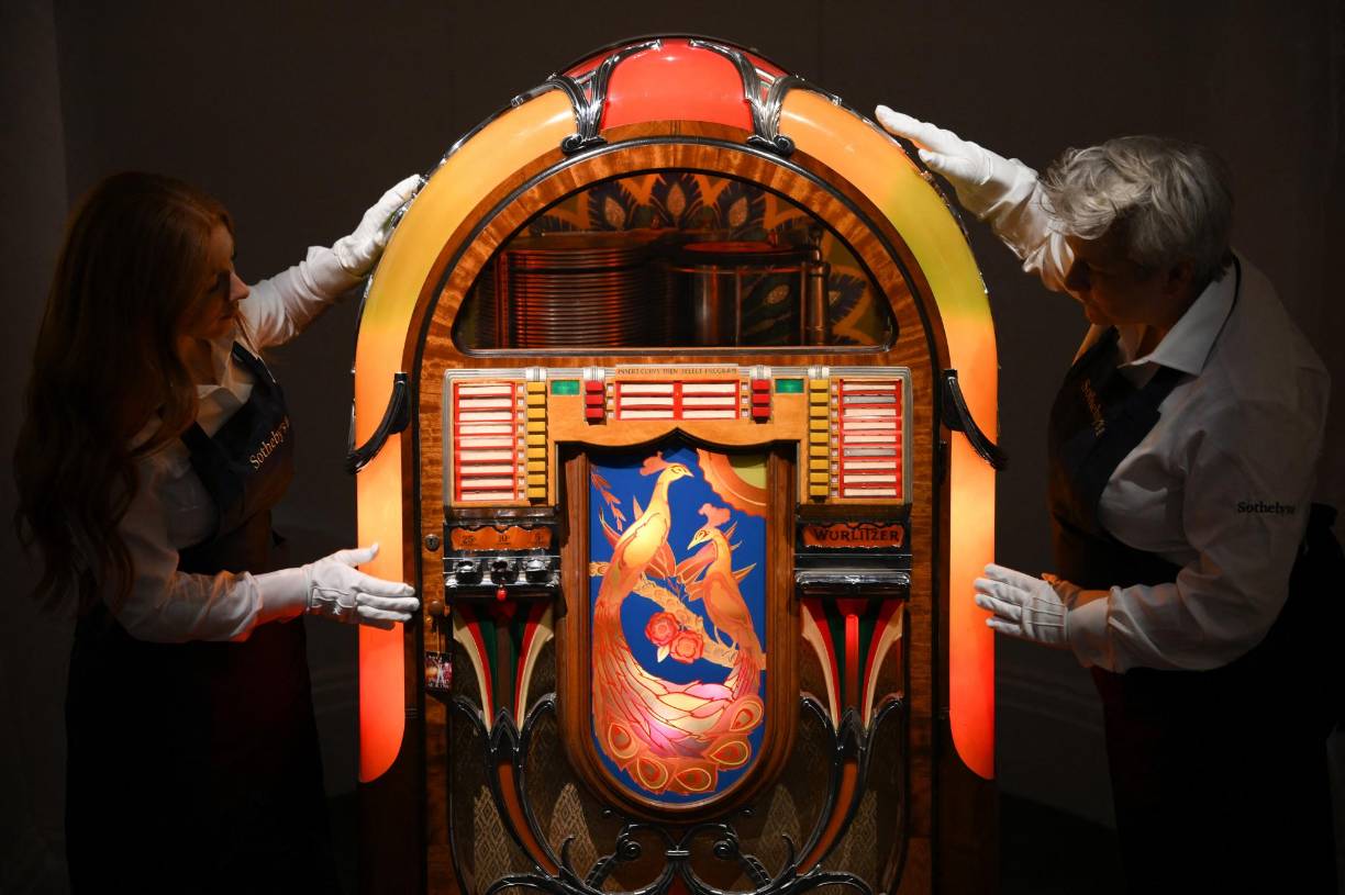 Freddie Mercury's illuminated 1941 Wurlitzer jukebox, acquired by Mercury for his kitchen at Garden Lodge, is pictured during a press preview ahead of the "Freddie Mercury: A World of His Own" auctions, at Sotheby's auctioneers in London on August 3, 2023. The Wurlitzer jukebox is set to realise in the region of GBP 15-20 thousand pounds (USD 19-25 thousand dollars, EUR 17-23 thousand euros). Sotheby's are set to present the items over six auctions from September 6-11. (Photo by Daniel LEAL / AFP)