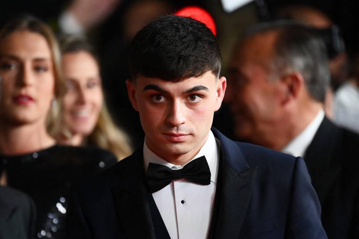 Pedri del FC Barcelona se quedó con el trofeo Kopa, que distingue al mejor futbolista menor de 21 años