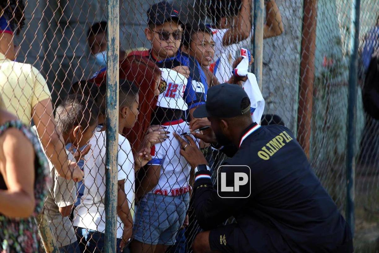 El delantero del Olimpia, Jorge Benguché, fue uno de los más solicitados por los niños en el estadio Marcelo Tinoco de Danlí.
