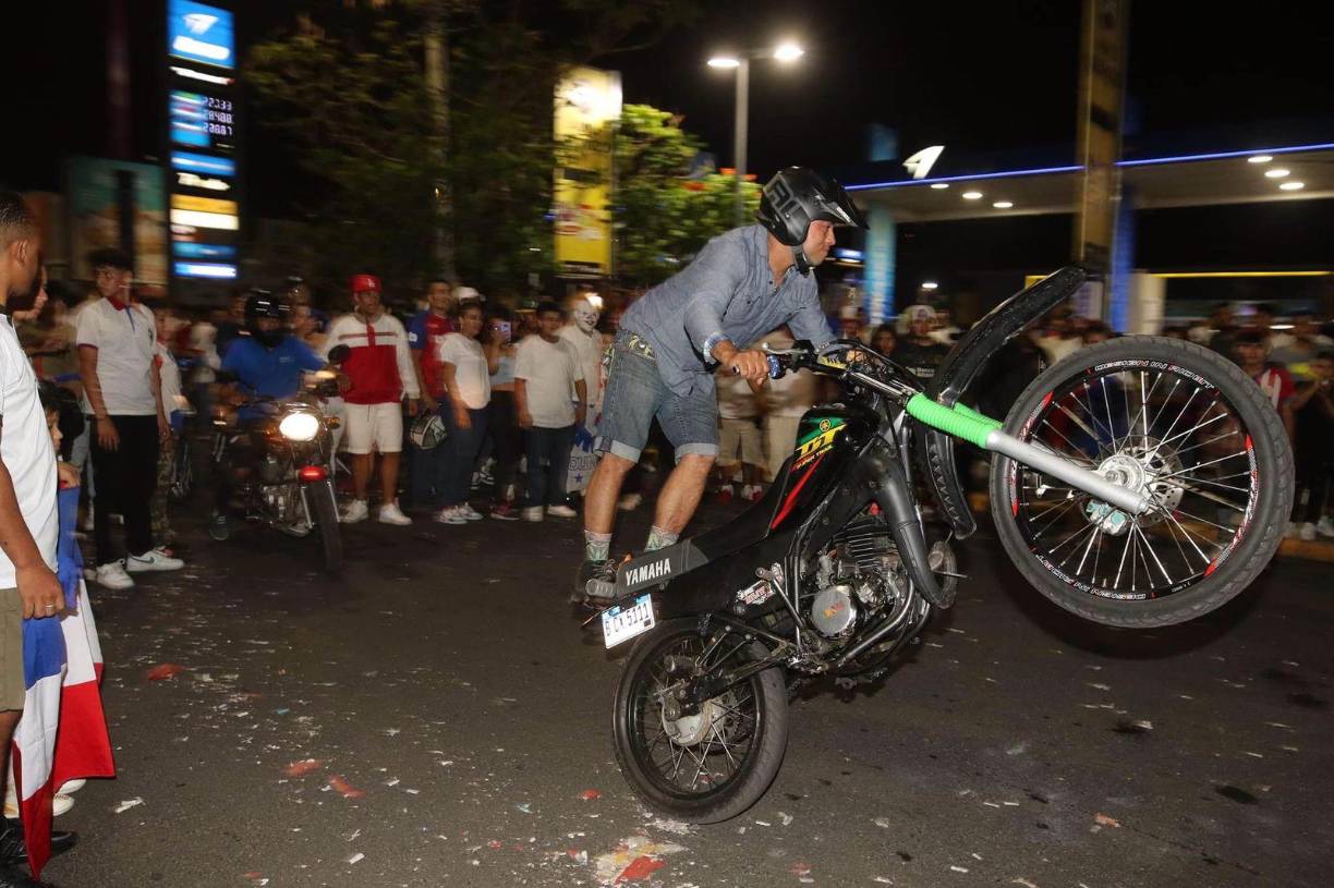 ¡Hasta acrobacias en moto! Tegucigalpa celebró a lo grande el bicampeonato del Olimpia.