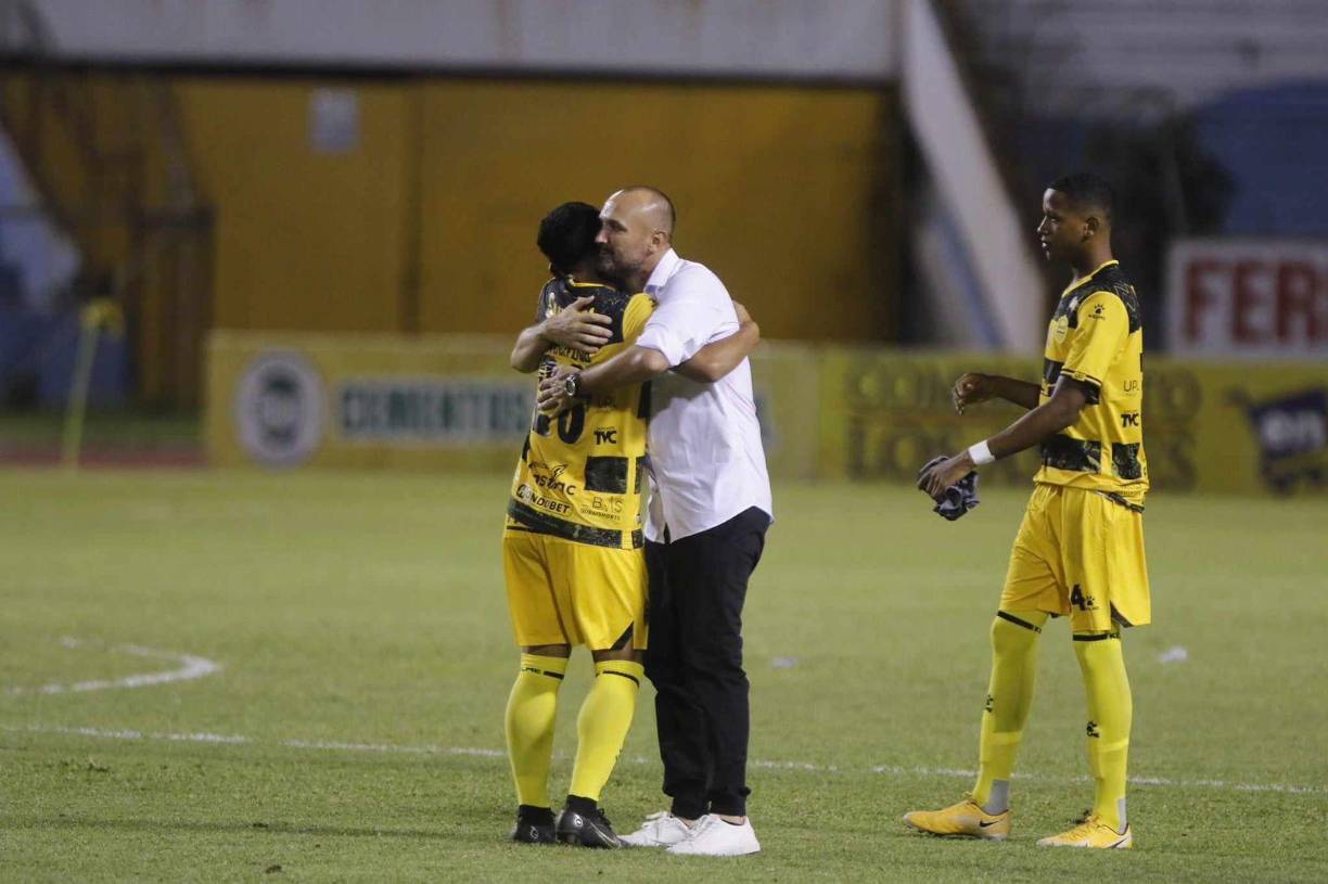 Enfado en UPN, gesto del Palomo y locura en Real España tras dramático triunfo