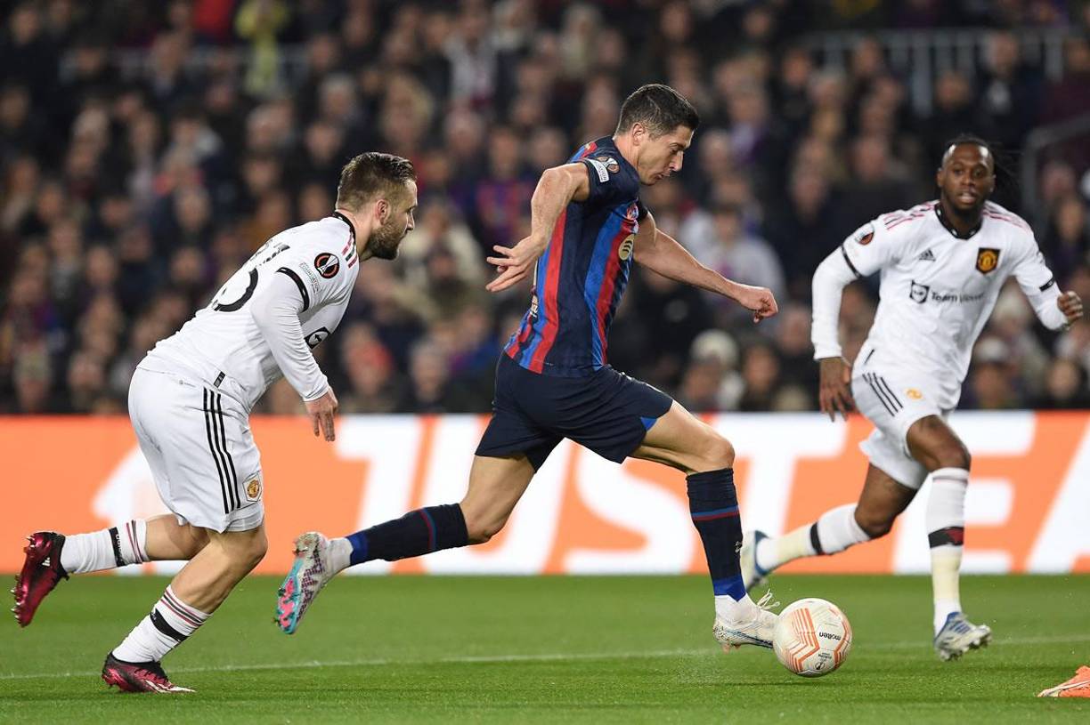 Robert Lewandowski conduce el balón ante la marca de Luke Shaw.