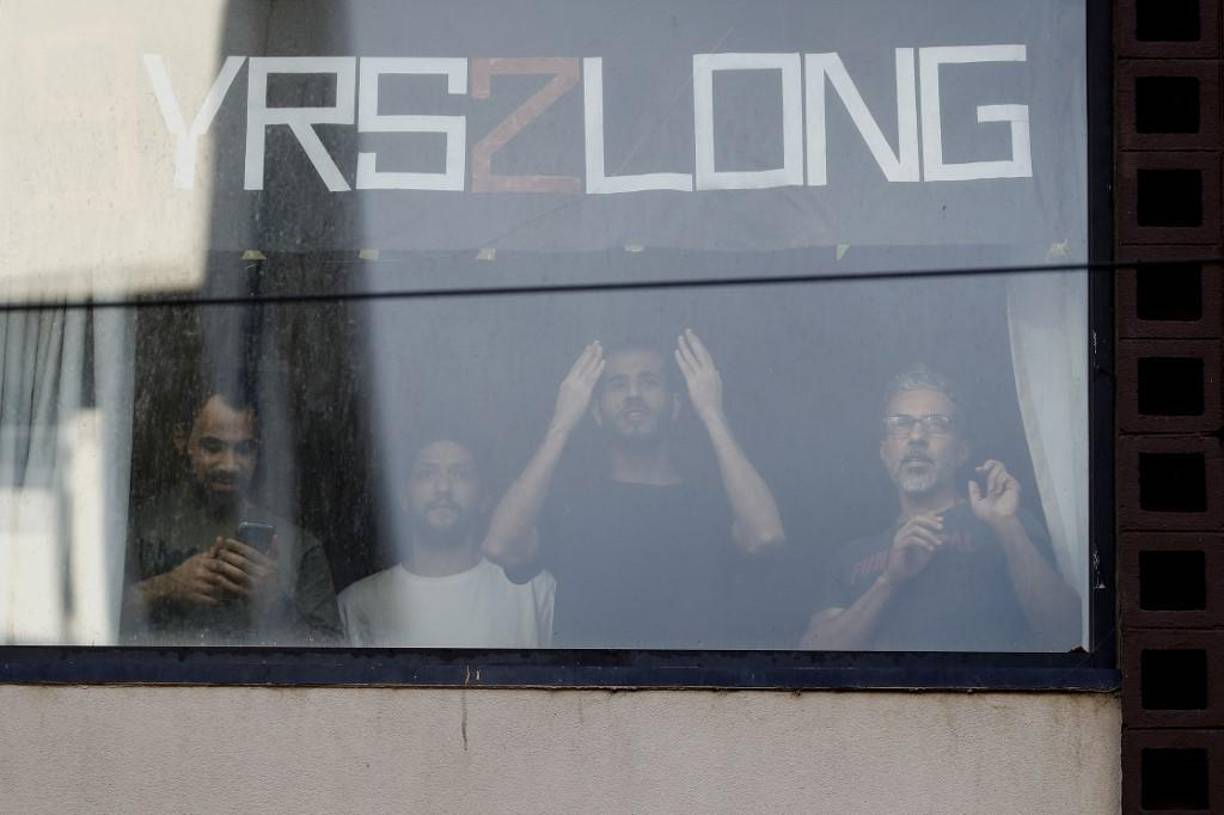 Hay varias personas que llevan años encerradas en este hotel y han vivido el avance del coronavirus, con sus distintas variantes, con mucho temor. En un artículo que publicó The Guardian el pasado mes de octubre, informaron que el personal que trabaja en el hotel y los detenidos denunciaron que era una “incubadora” del COVID-19.