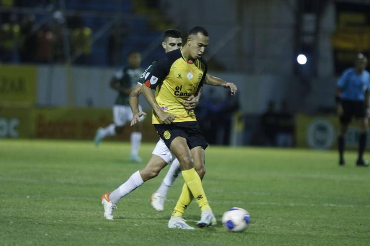 Devron García: El defensor central del Real España vuelve a una convocatoria de Honduras ya que en la última lista no formó parte.