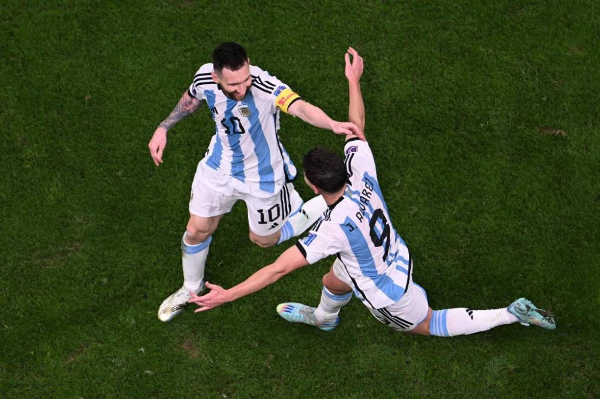 Lo demostró también al finalizar el partido de <b>Croacia</b>. <b>Messi </b>fue escogido el MVP del partido, le entregó el galardón su amigo Kun <b>Agüero</b>, pero inmediatamente le regaló el premio a Julián Álvarez, autor de dos tantos. <b>“Hizo un partido extraordinario. Nos abrió el camino. Se lo merece él”</b>, exclamó el capitán de Argentina. 