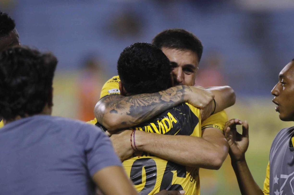 Y los abrazos no faltaron entre los futbolistas y cuerpo técnico del Real España.