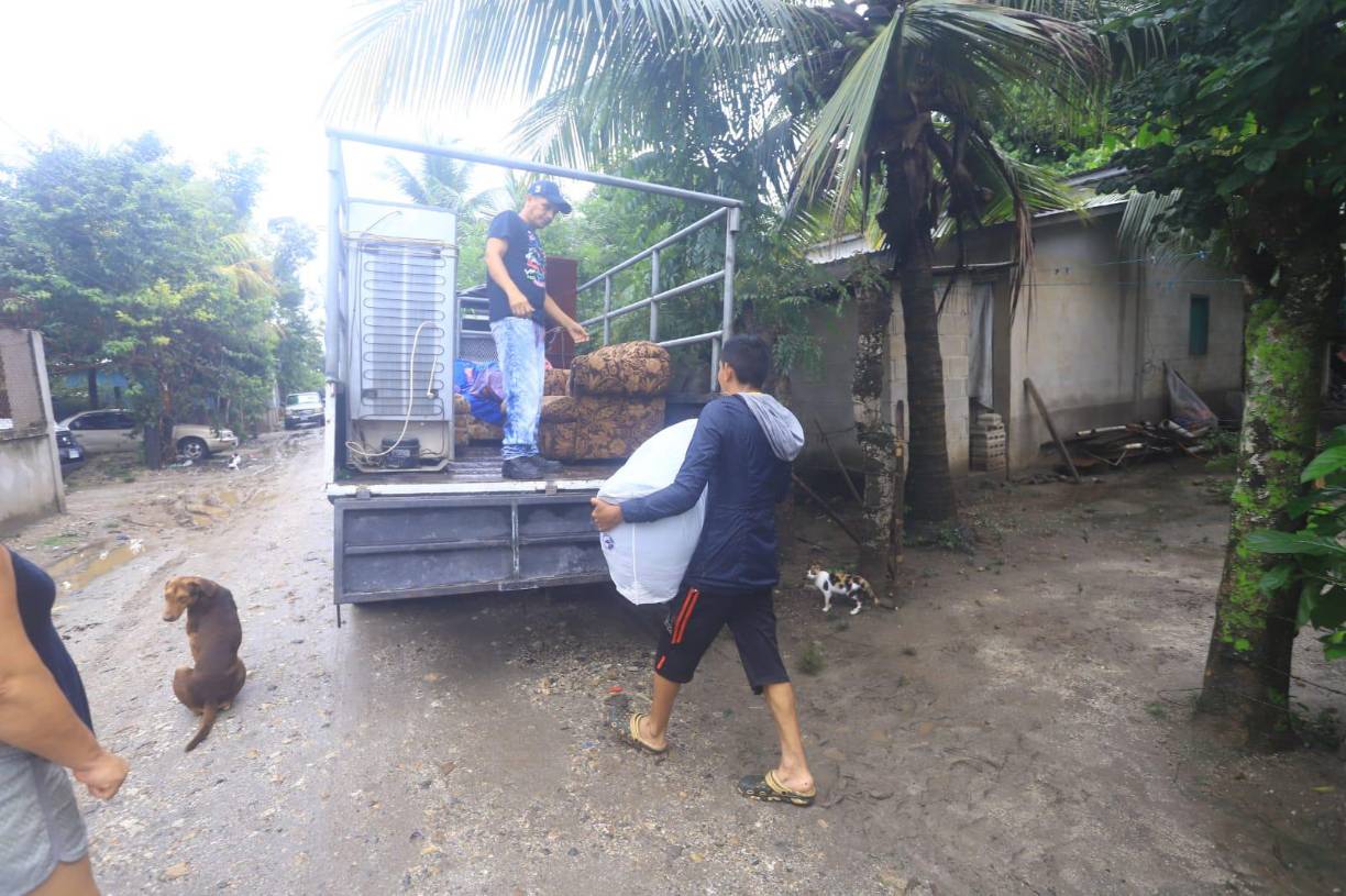 Los afectados esperaron hasta última hora para sacar sus pertenencias. 