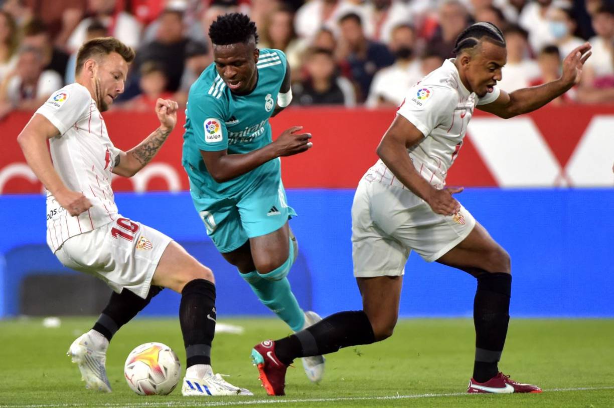 Vinicius pasando entre Ivan Rakitic y Jules Koundé.