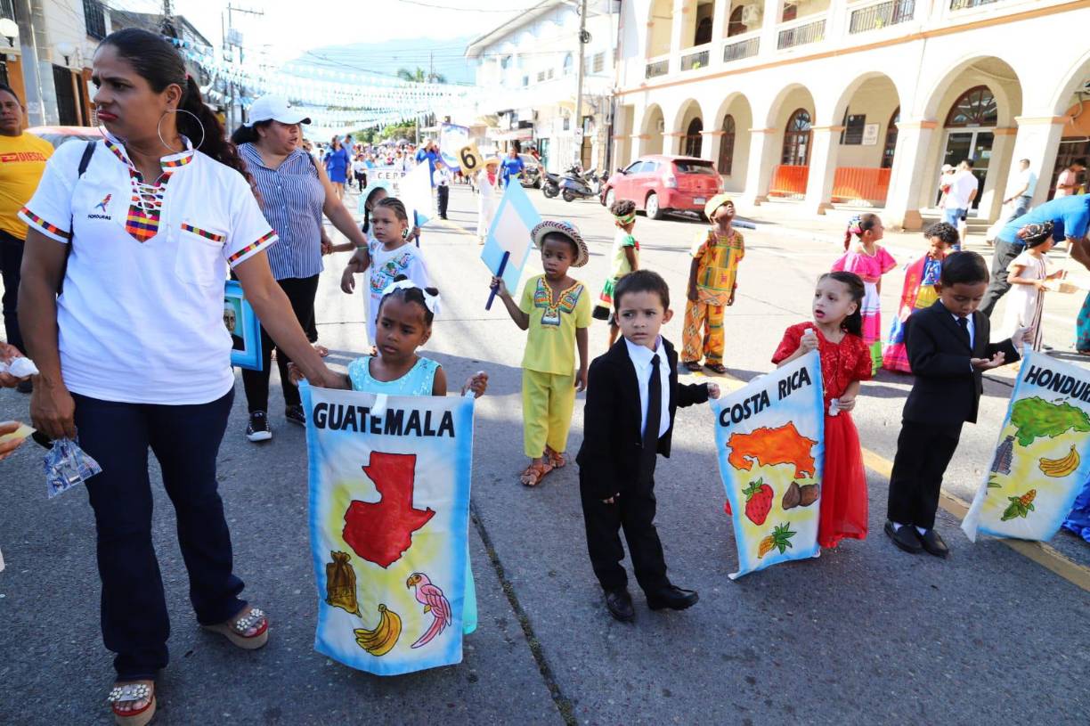 Los niños se lucen en desfiles patrios en La Ceiba