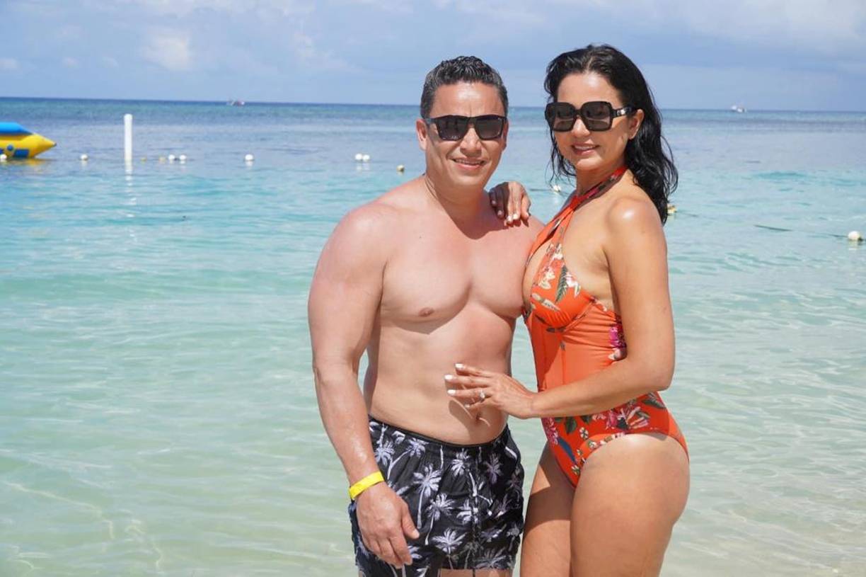 Asimismo se muestra muy enamorada de su esposo Frank Fuentes y ambos lucen muy bien. 