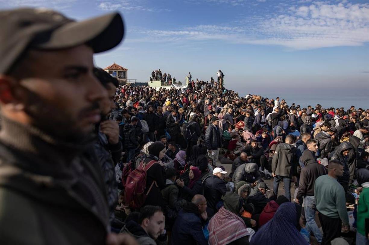 El paisaje arrasado de lo que antes eran edificios junto a la costa y la famosa “corniche” (paseo marítimo) hacen irreconocible el lugar. Los gazatíes miran a un lado y otro intentando identificar calles.
