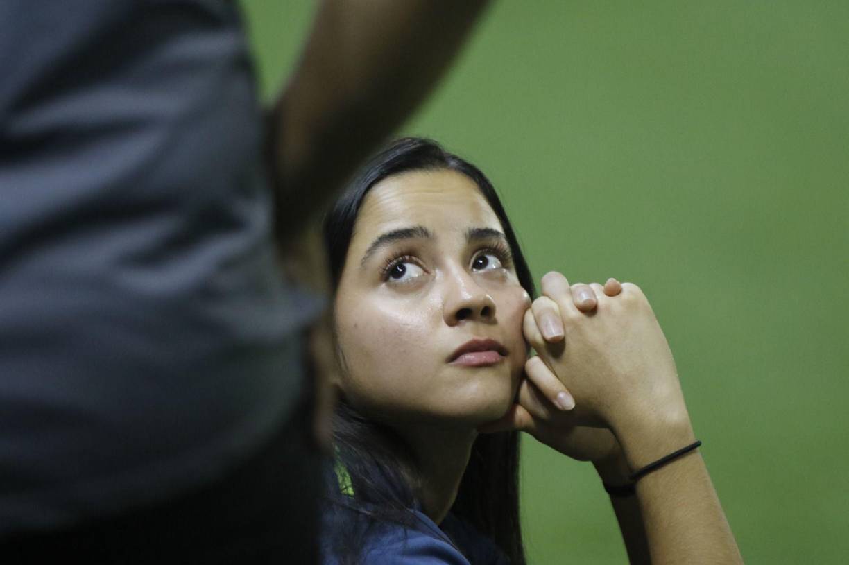 Las bellas chicas también engalanaron en el recinto sampedrano previo al duelo.